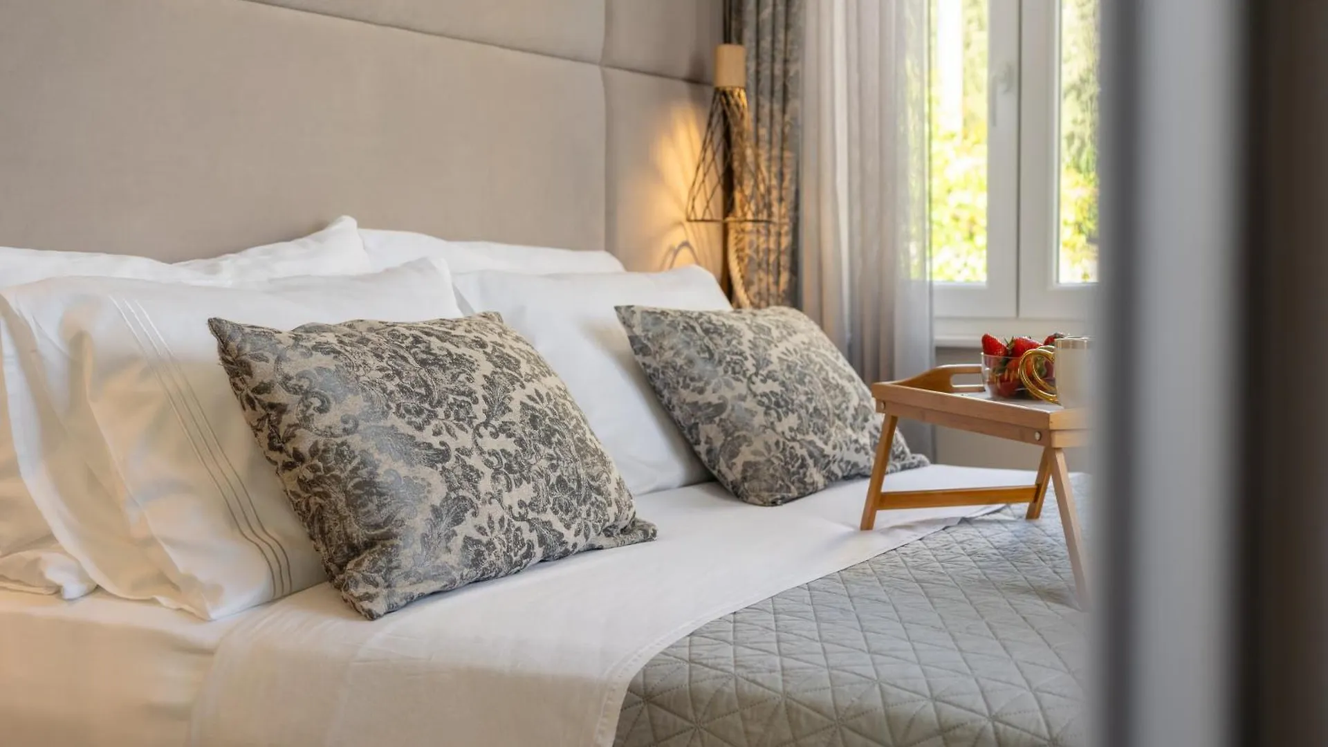 Premium Apartment Alba Rosa location